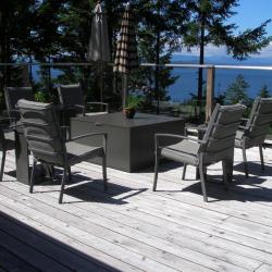 mobles exterior dissenyats i fabricats a mida en color gris fosc alumini