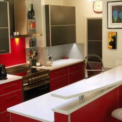 schadstofffreie nachhaltige Aluminiumküche -festivAL in rot mit  Silber Highlights - IMDesign