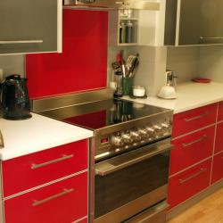 Cocina de aluminio rojo radiante con acentos de color gris oscuro y plata