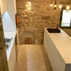 aluminio en blanco texturado non-toxic muebles cocina pared de piedra vista  Languedoc Rousillon Pezenas